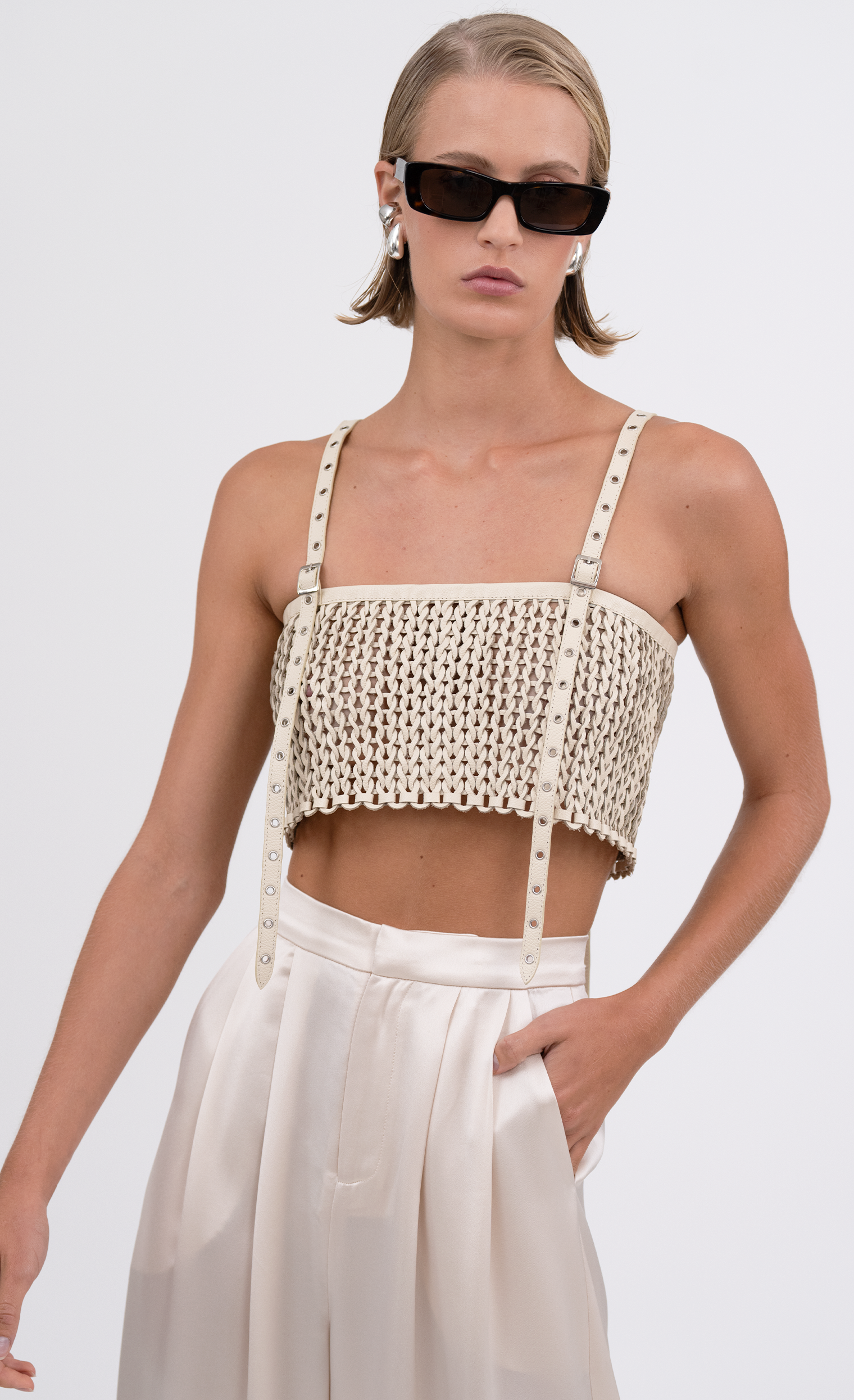 Karter Crop - Crema Top Nonchalant Label